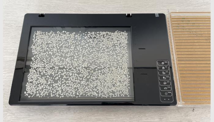 SC-E0型大米外觀品質檢測儀，又稱稻米品質分析儀，米質判定儀，大米外觀品質分析儀?？梢淮涡詼y量自動分析30g以上大米樣品的整精米率、碎米率、大米收購中重堊的堊白度/率、黃粒米率、大米顏色黃度指數、大米白度等。